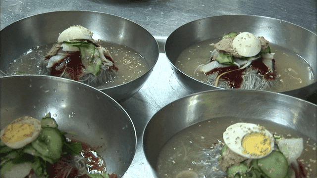 주방에서 냉면을 준비하는 모습