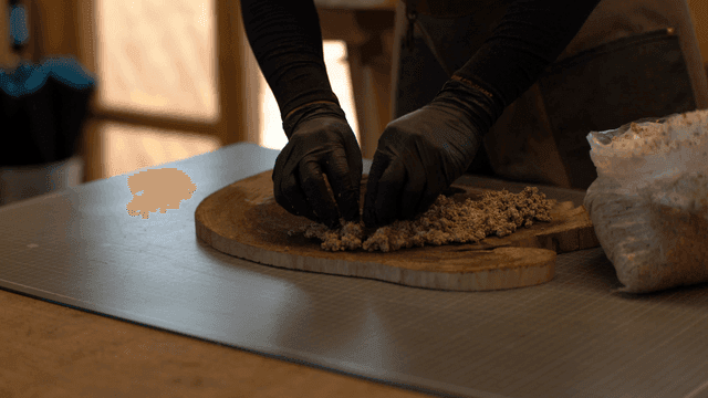 나무 조각에 톱밥 본드 반죽을 올리는 목공예가