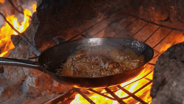 불 위에서 요리되는 바닷가재