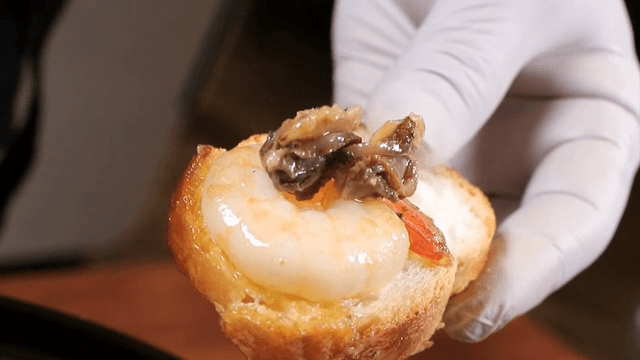 바게트에 새우와 꼬막 올리기