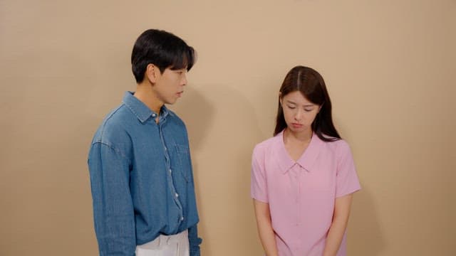 걱정스럽고 슬퍼하는 표정의 여성을 위로하는 남성