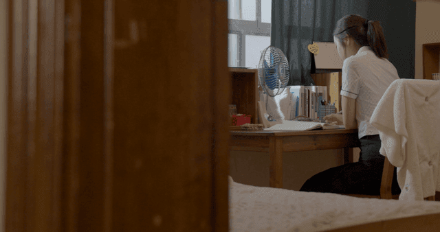 책상에서 다시 공부 시작하는 소녀