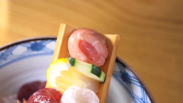 다채롭고 신선한 해산물이 들어간 회덮밥