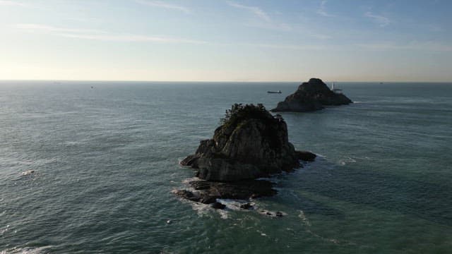 멀리 등대가 보이는 바위섬