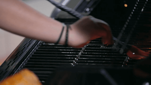 비비큐 그릴에 기름을 바르는 장면