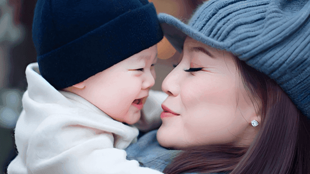 엄마와 아기의 즐거운 순간