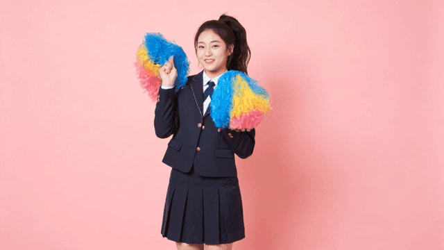 컬러풀한 폼폼을 든 즐거운 학생