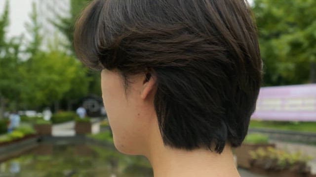 공원에서 미소 짓는 젊은 남성