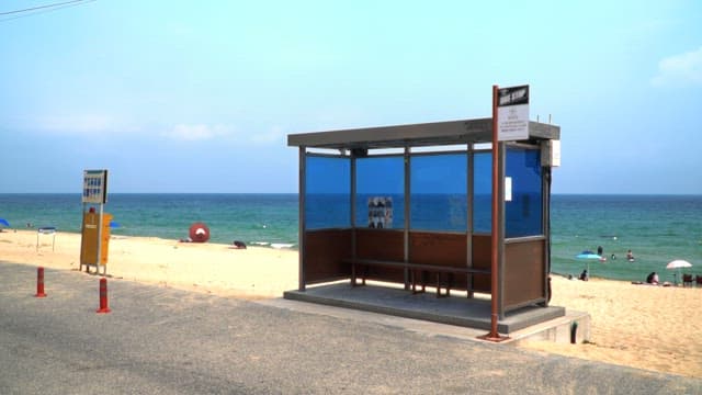 맑은 하늘 아래 해변의 버스 정류장