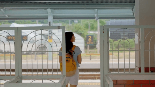 역 입구로 들어가는 젊은 여성