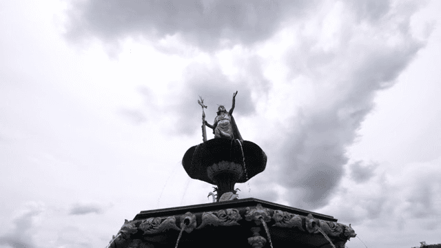 역사적인 동상과 분수가 있는 번화한 광장