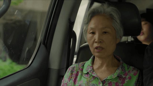 차에 앉아 있는 노인 여성