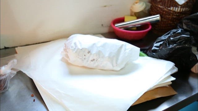 치킨을 포장하는 사람