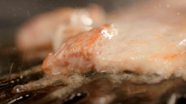 뜨거운 그릴에 지글거리는 삼겹살