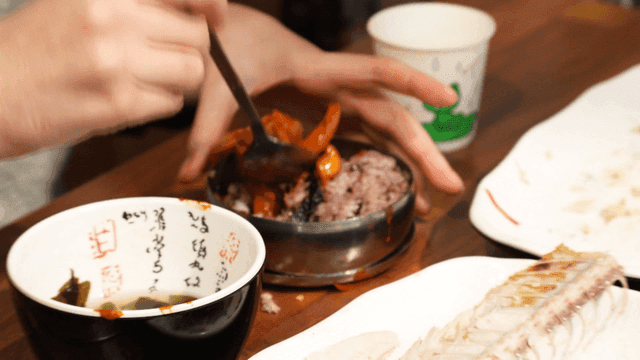 Person who mixes spicy squid with rice and eats it