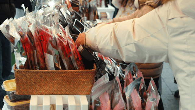 진열된 물품들을 고르는 사람들