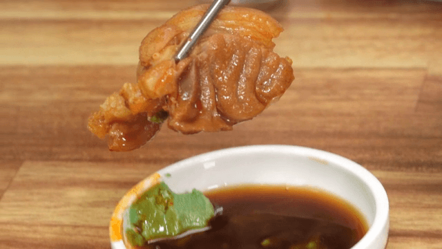 찌개에서 건진 족발을 와사비, 간장에 찍는 모습