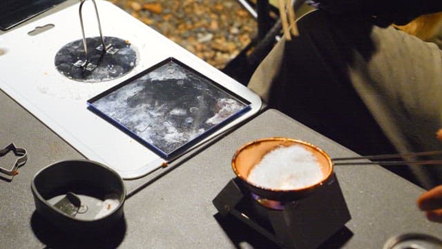 설탕을 녹여 달고나 만들기