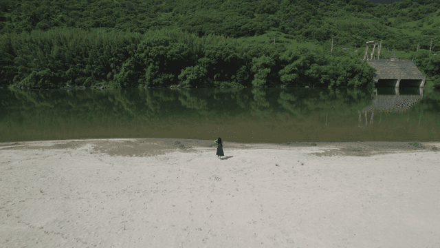 모래 강변을 걷는 여성