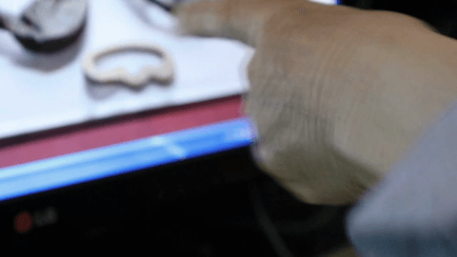 컴퓨터 화면을 가리키는 노인의 손