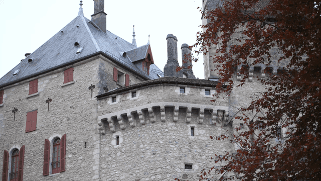 벽돌로 쌓인 역사적인 석조 성