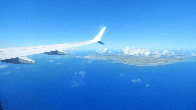 비행기 창문에서 본 섬의 풍경