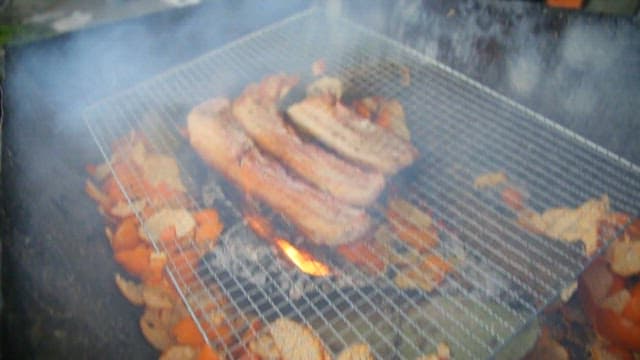 석쇠에서 구워지는 삼겹살