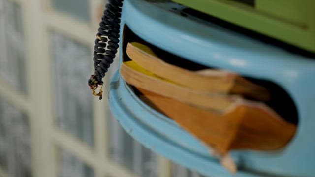 공중전화기 선반에 있는 오래된 책들