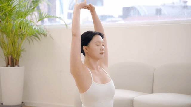 실내에서 스트레칭을 하는 여성