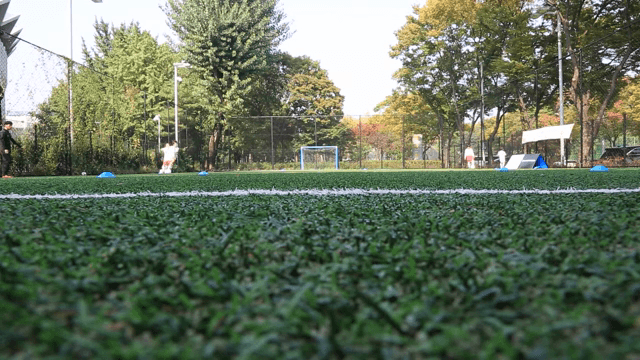 맑은 날 축구하는 아이들