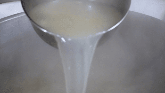 Ladle for pouring hot broth