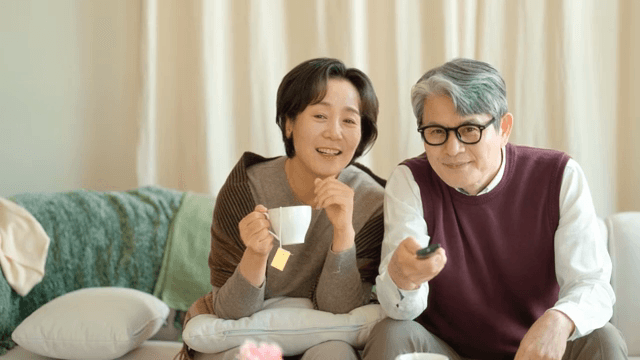 차를 마시며 TV를 보는 노부부