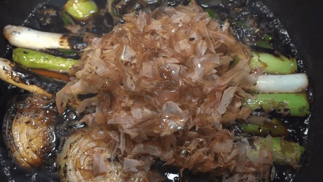 끓고 있는 육수에 넣는 가쓰오부시