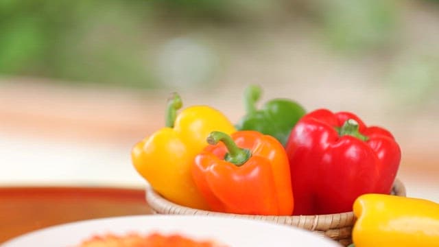 신선한 파프리카와 함께 플레이팅된 파스타 한 접시