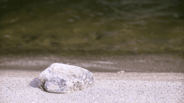 잔잔한 물결이 이는 강가