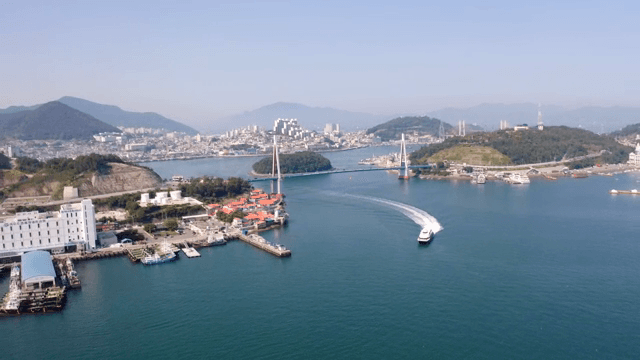 다리와 페리가 있는 도시 풍경