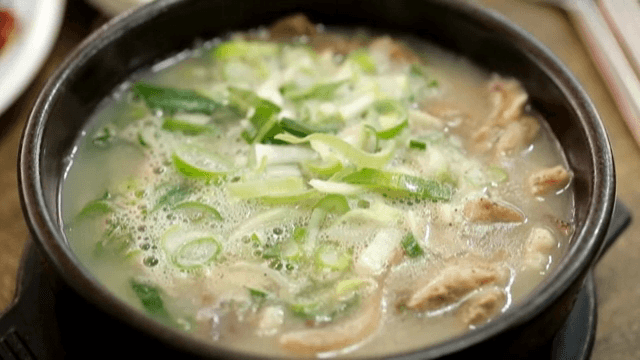 파가 올라간 따뜻한 순대국 한그릇