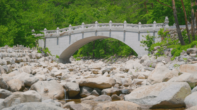 산을 배경으로 한 전통 한국 다리