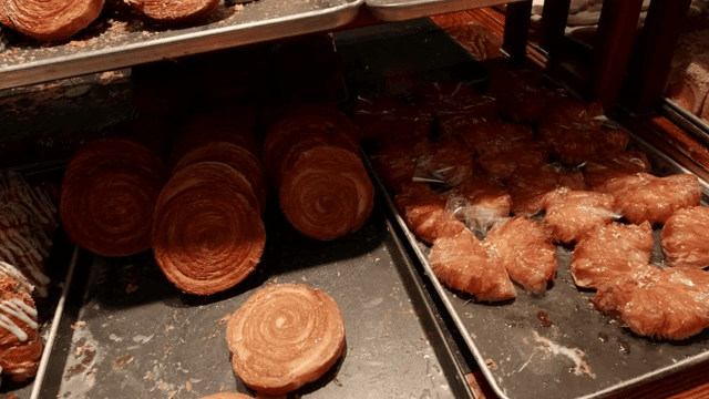 빵집에 진열된 다양한 페이스트리