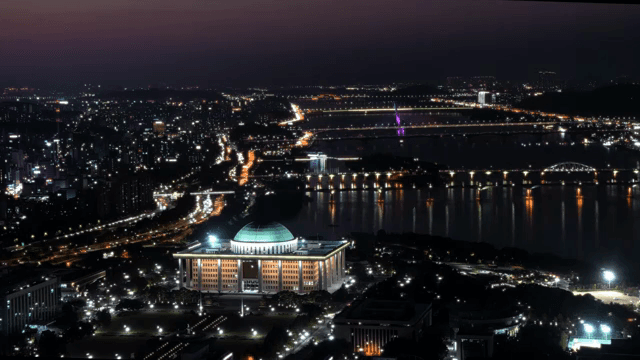 조명이 켜진 다리가 있는 도시의 야경