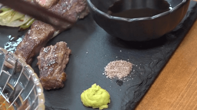 Grilled beef topped with salt and wasabi