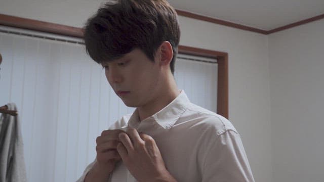 집에서 출근을 준비하는 젊은 남자