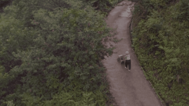 숲길을 걷는 노인 여성