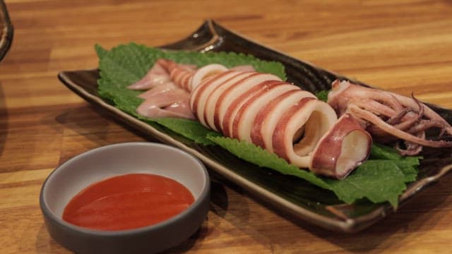 초장에 찍어 먹으면 더 맛있는 통오징어찜