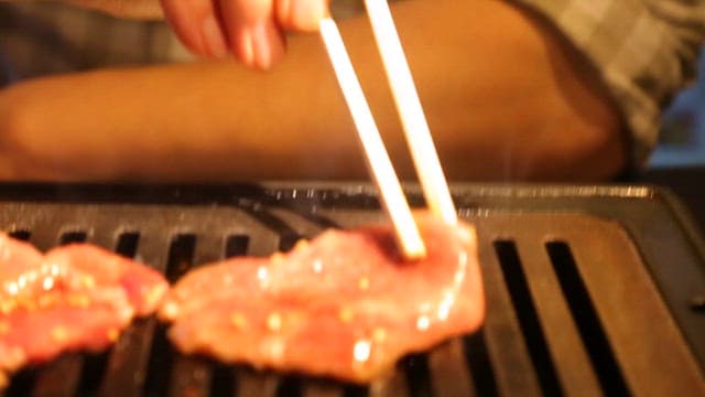 그릴 위에서 지글거리는 고기