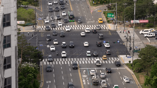 교통량이 많은 도시 교차로