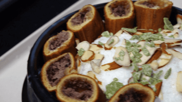 팥빵과 아몬드가 올라간 뚝배기 빙수 디저트