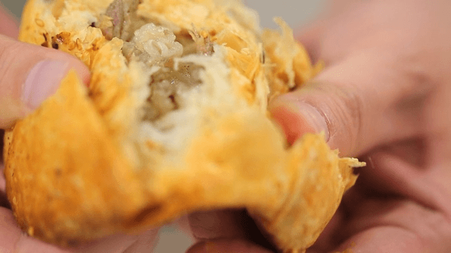 손으로 바삭한 러시아식 고기만두, 삼사를 쪼개는 모습