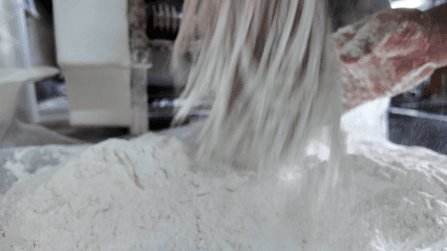 Noodles that shake off flour