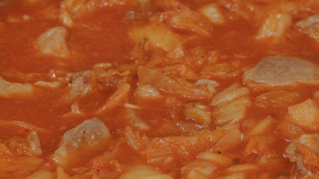 맛있는 재료가 들어간 김치찌개가 끓는 모습